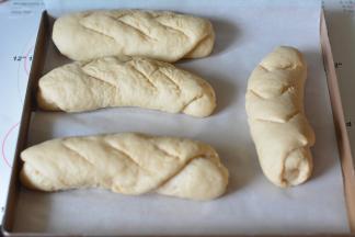 每一份面团按照这样的方法卷起放置在铺有油纸的烤盘上，发酵至两倍大。