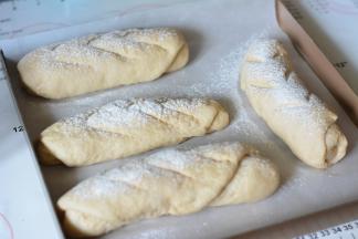 用割刀划出喜欢的纹路，撒上少许的高筋面粉。烤箱预热180度。