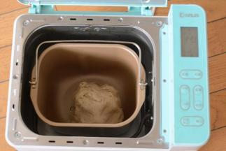 主面团的材料放入容器中，揉至面团光滑。