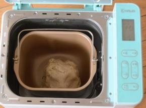主面团的材料放入容器中，揉至面团光滑。