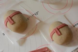 取一根长的红色面皮涂上少许水粘在小熊脖子位置（如图所示），然后在取短一点的红色面皮涂上水粘在围巾上这样做出来耿形象一些。