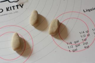 剩下的主面团取3g搓成椭圆形，做小熊的手部分。