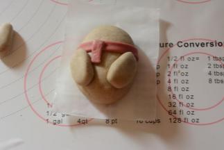 涂上少许的水将手部分粘在小熊主体上，具体位置在围巾下方。