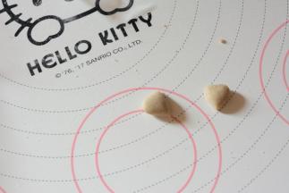 取3g主面团搓成椭圆形，对半切开作为小熊的耳朵。