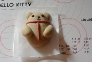 剩下的面团加入深黑可可粉揉成面团，分别做成眼睛，鼻子和嘴部分。