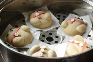 做好的小熊温室发酵至两倍大，上锅蒸5分钟熟透就可以。