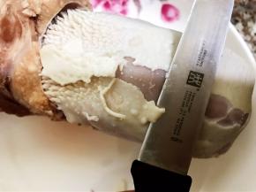 水开后煮两分钟捞出用小刀刮去舌苔，一定要上下都刮干净