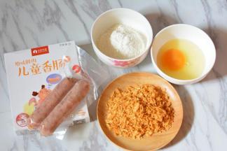 将薯片用擀面杖擀碎。鸡蛋打散待用。