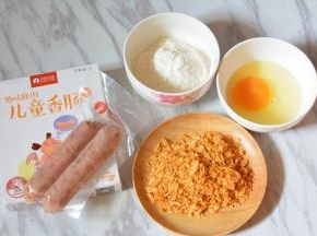 将薯片用擀面杖擀碎。鸡蛋打散待用。