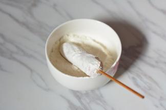 竹签沸水煮下消毒更卫生一些，然后竹签串好香肠，香肠先裹上一层面粉。