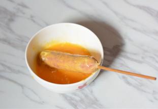 接着将香肠刷上一层蛋液。