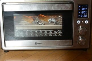 沾满薯片碎的香肠放入烤箱烘烤20分钟。