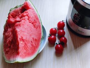 准备食材：今天买了一个西瓜，结果没拿好，被摔的稀碎！！那正好来做西瓜汁吧！