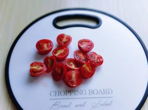 小番茄洗干净，从中间切开。