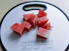 西瓜去皮切小块儿。