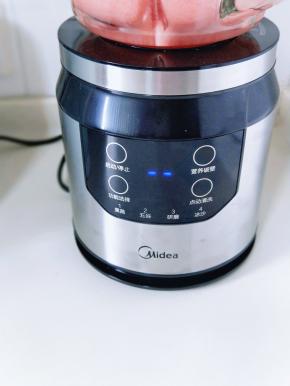 启动美的破壁机，1果蔬功能。