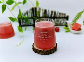 美美的喝番茄西瓜汁喽～