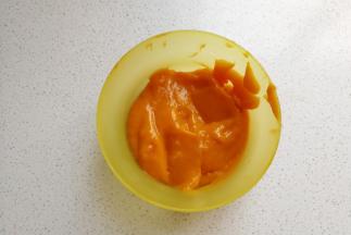 芒果两个先取下果肉，然后放入料理机中打成芒果泥待用。