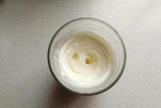 淡奶油加适量白糖打发至八成发。