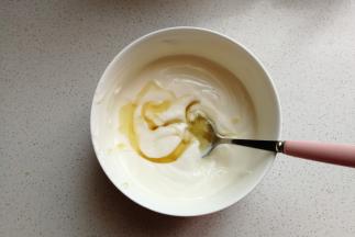 浓稠酸奶倒入容器中，加入适量蜂蜜，用手动打蛋器搅打均匀。