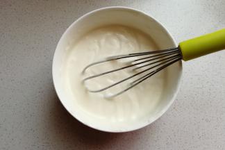 接着再把打发的淡奶油倒入酸奶中，继续搅拌均匀。