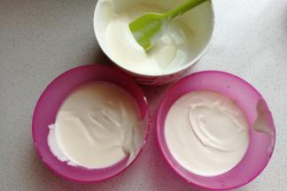 然后我们把酸奶糊分成三份，其中两份一样多，一份较少一点。