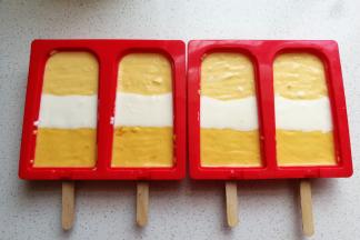 再轻轻震荡几下震平表面，可以借助牙签来回划动，用牙签划动即能平整表面又能划出里面的气泡空洞。