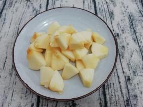苹果去核然后切成适当的块