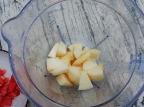 先把苹果放入料理杯中