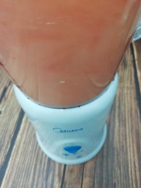 打开开关，不到几秒看见没有颗粒为止