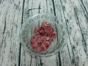 肉切成小粒