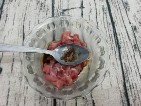 在放入五香粉搅拌均匀，腌制十分钟