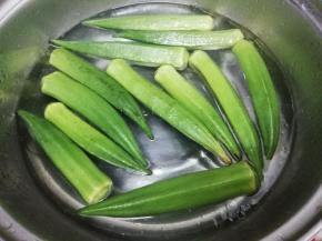 汤锅里加入适量的水，在加入盐和油大火烧开，然后在把秋葵放入焯水二分钟