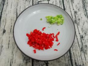 葱和红椒切成小粒