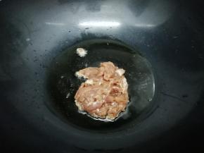 炒锅里加入适量的油烧热后，在把腌好的肉放入锅中，划开炒到肉变色