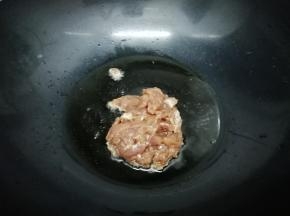 炒锅里加入适量的油烧热后，在把腌好的肉放入锅中，划开炒到肉变色