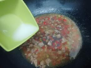 最后把水淀粉倒入勾芡