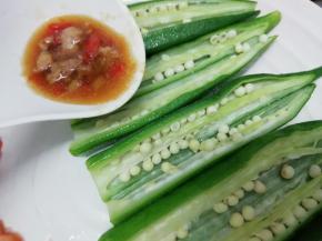 在把做好的料倒在秋葵上