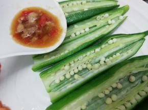 在把做好的料倒在秋葵上