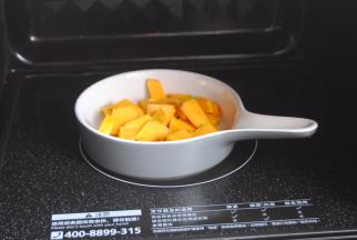 将南瓜块放入微波炉内微波5分钟左右直至筷子能扎穿即可取出压成泥备用