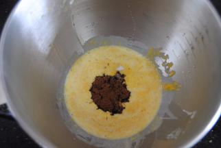 将材料中的液体类除黄油外放入厨师机揉面桶内