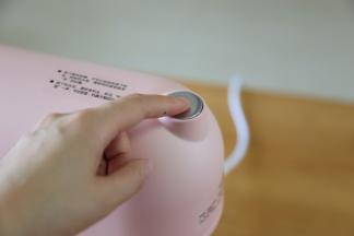 按下厨师机机头的银色按钮，抬起厨师机机头