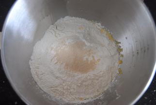 再将干粉类倒入最后放入干酵母