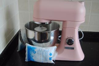 把厨师机揉面桶放入卡口，旋转卡紧后开启低速揉2分钟面成团后转3档揉8分钟，因为天气热，我把冰袋放在了揉面桶外降温