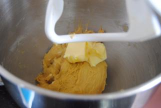 往面团里加入软化的黄油，转4档揉面大约8分钟，即可停下看状态