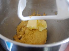 往面团里加入软化的黄油，转4档揉面大约8分钟，即可停下看状态