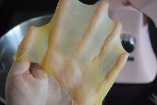 这时剪下一小块面团能扯出如图的有韧性的薄膜，手指戳破边缘很平整，用时大约18分钟，我用的是PE4800厨师机，大家使用其他机器时，注意适当调整时间，大致操作为先低速后快速