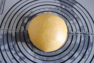 将面团取出滚圆