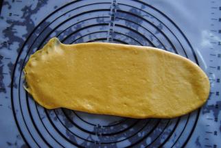 取一份擀成20CM长度的长舌状