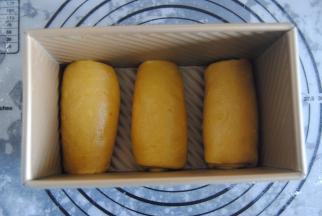 卷好后的面团放入吐司模内